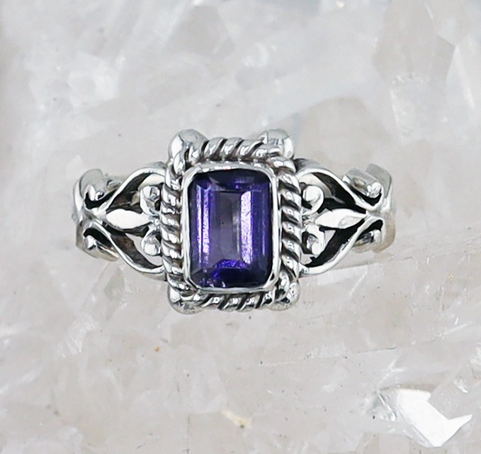 SILK R-050 IO  (Iolite)